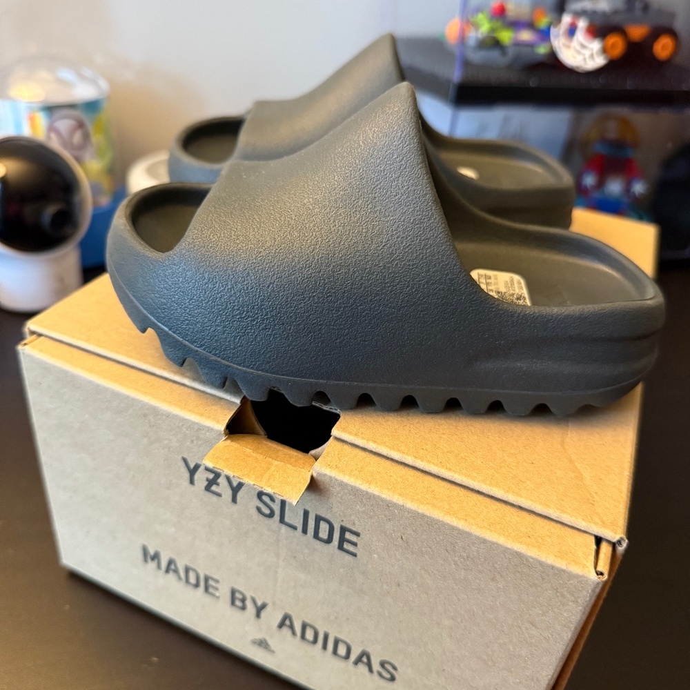 Kids Yeezy Slides dark onyx